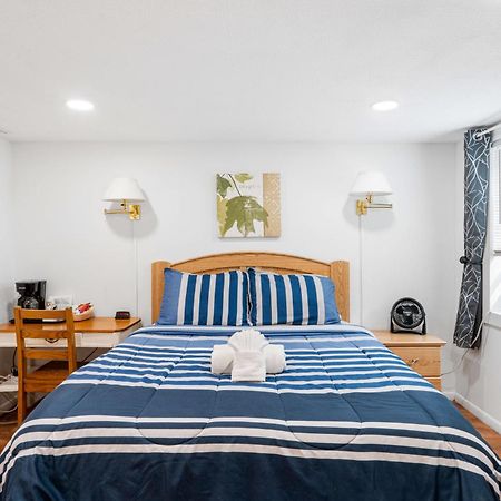 South Arm Retreats Motel East Jordan Bagian luar foto