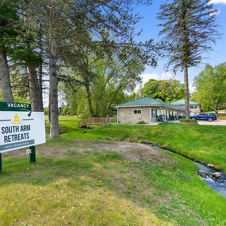 South Arm Retreats Motel East Jordan Bagian luar foto