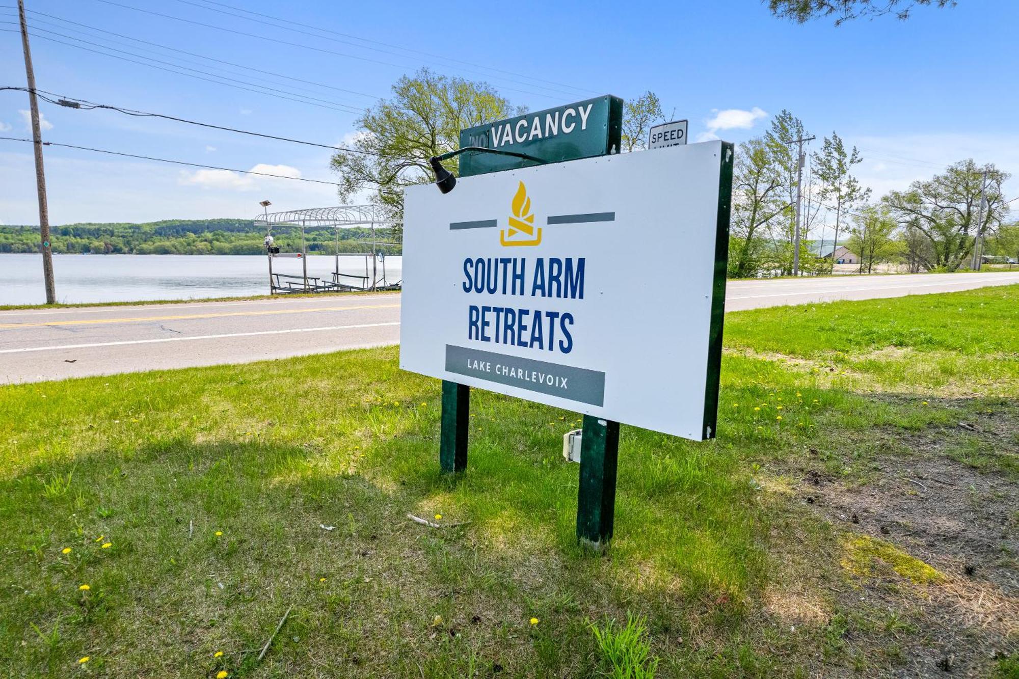 South Arm Retreats Motel East Jordan Bagian luar foto