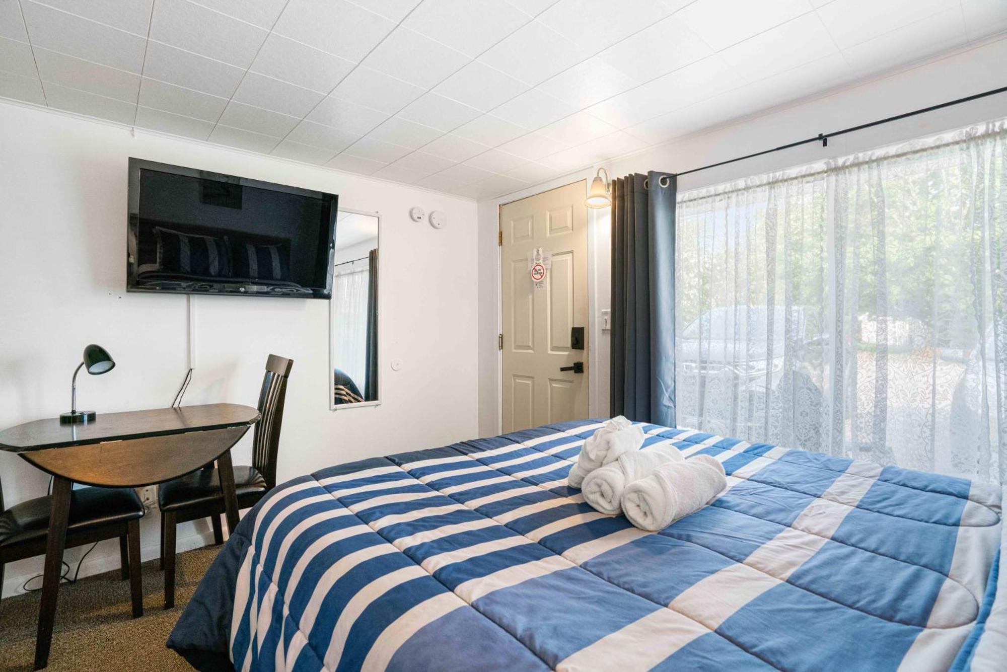 South Arm Retreats Motel East Jordan Bagian luar foto