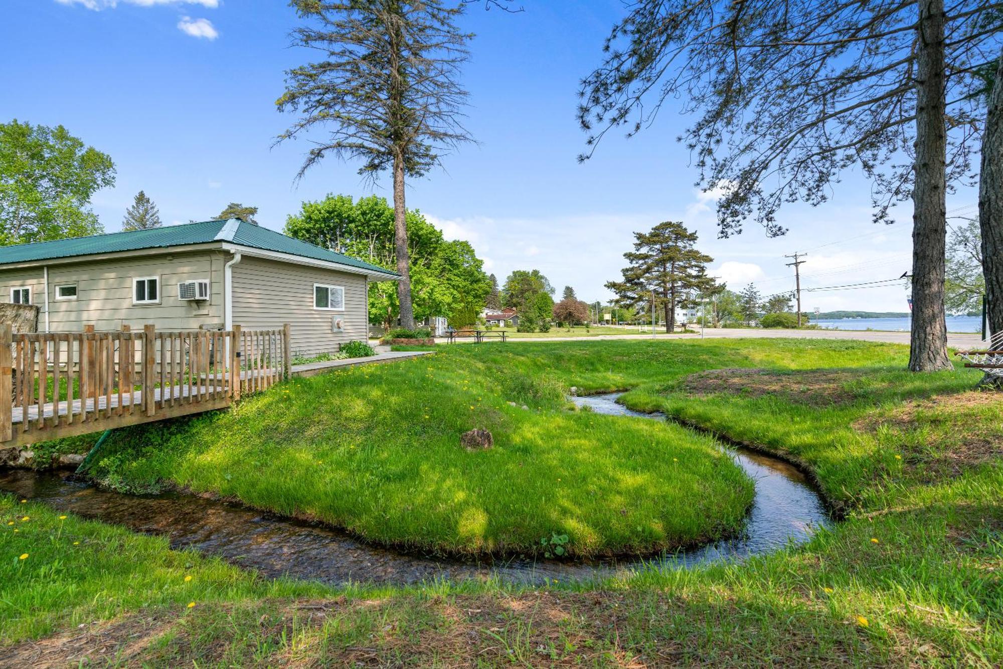 South Arm Retreats Motel East Jordan Bagian luar foto