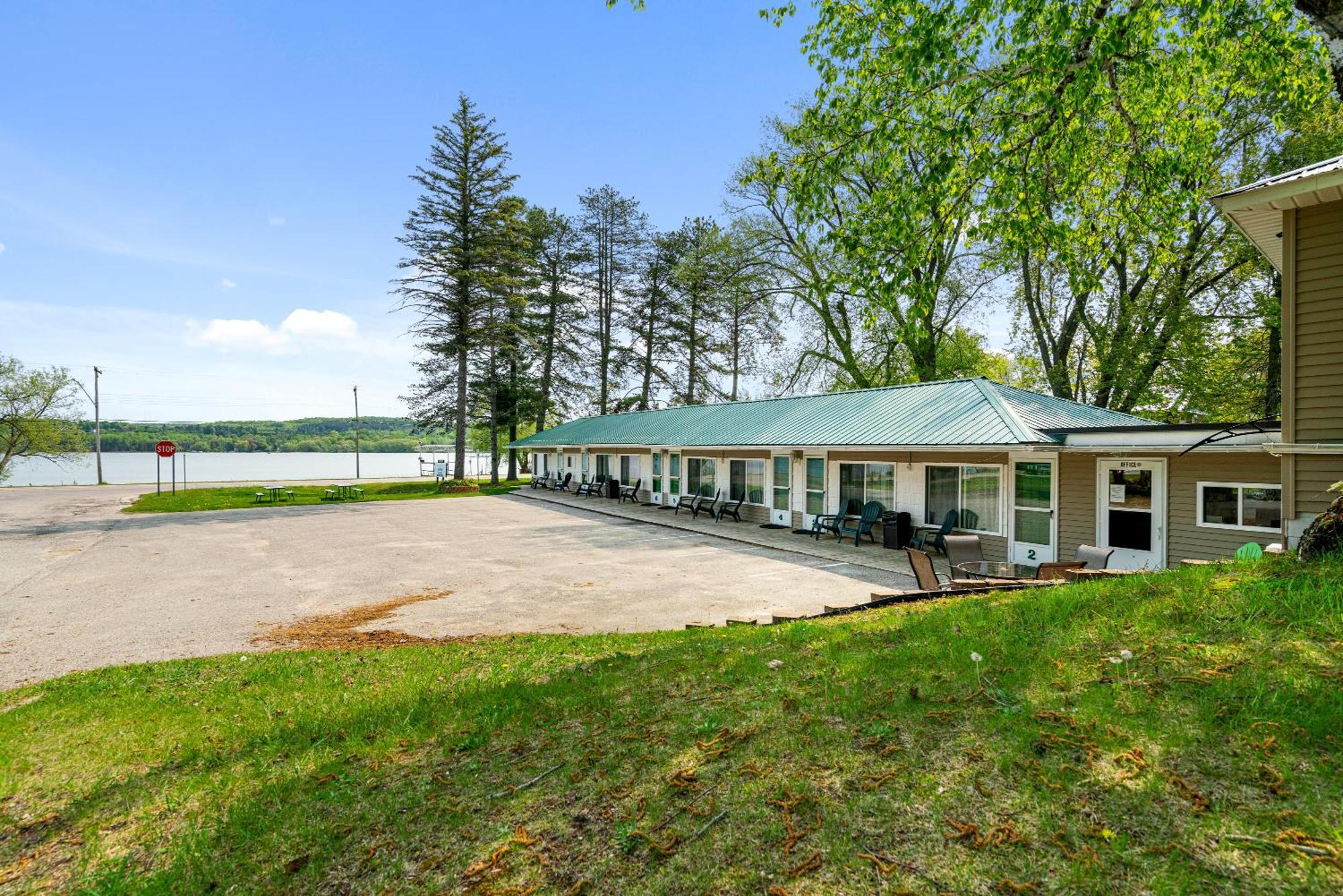 South Arm Retreats Motel East Jordan Bagian luar foto