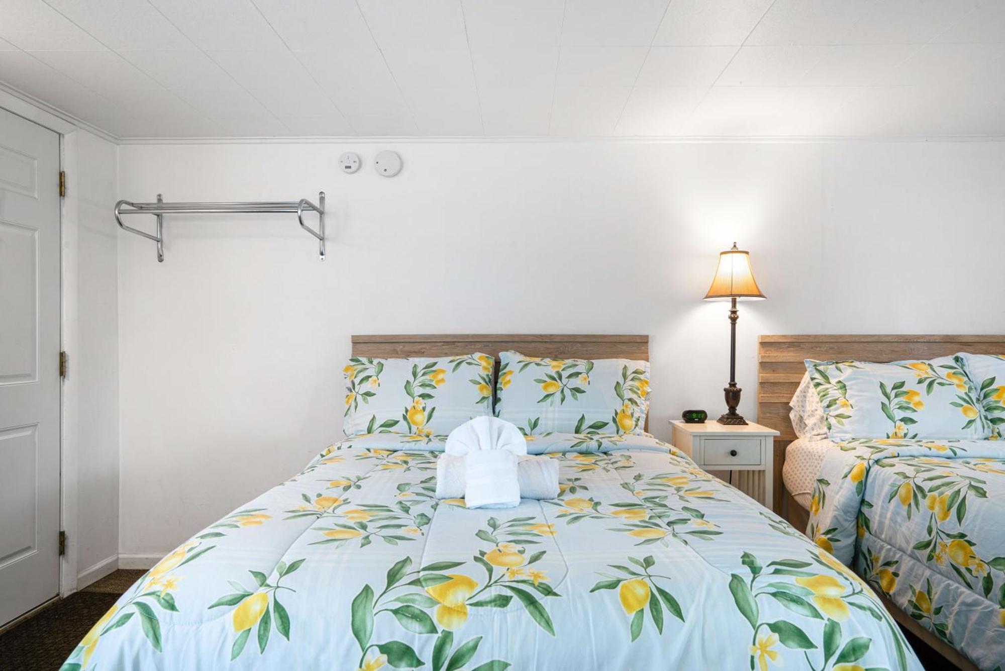 South Arm Retreats Motel East Jordan Bagian luar foto