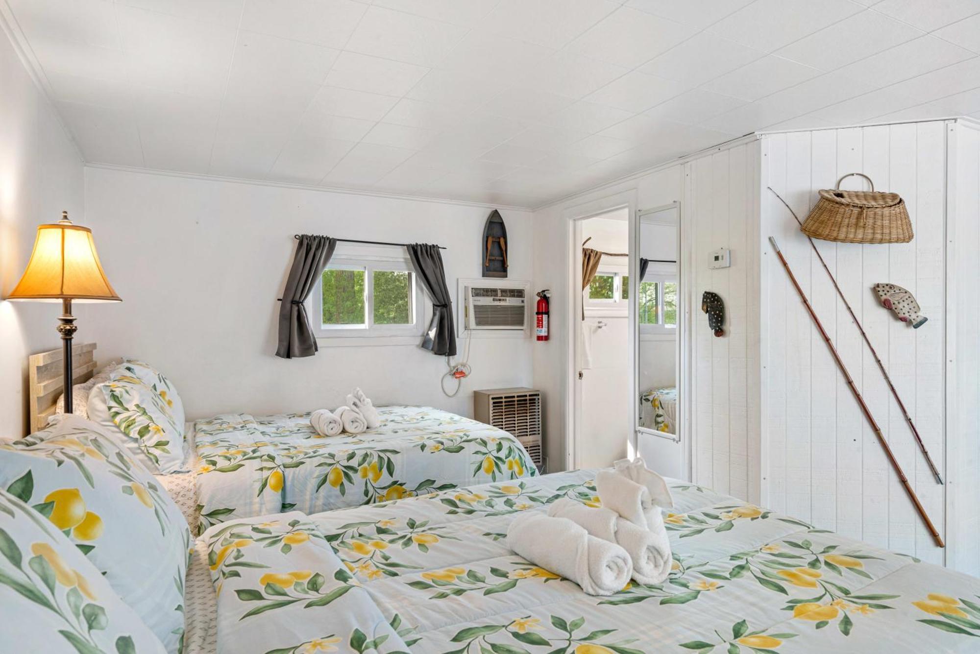 South Arm Retreats Motel East Jordan Bagian luar foto