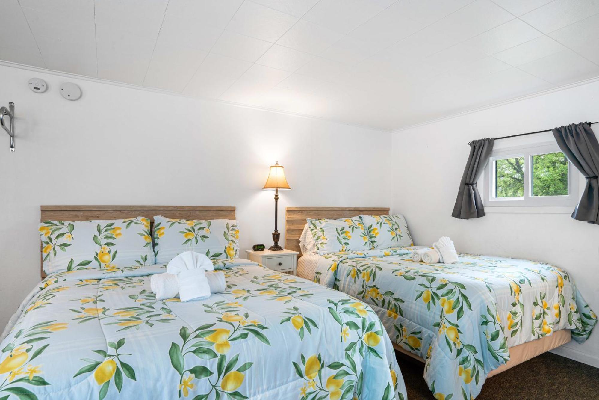 South Arm Retreats Motel East Jordan Bagian luar foto