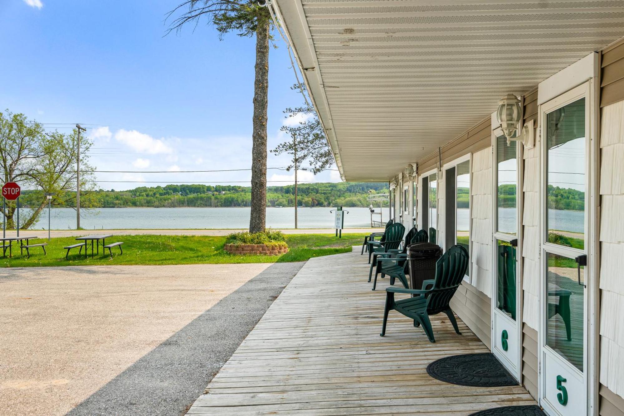 South Arm Retreats Motel East Jordan Bagian luar foto