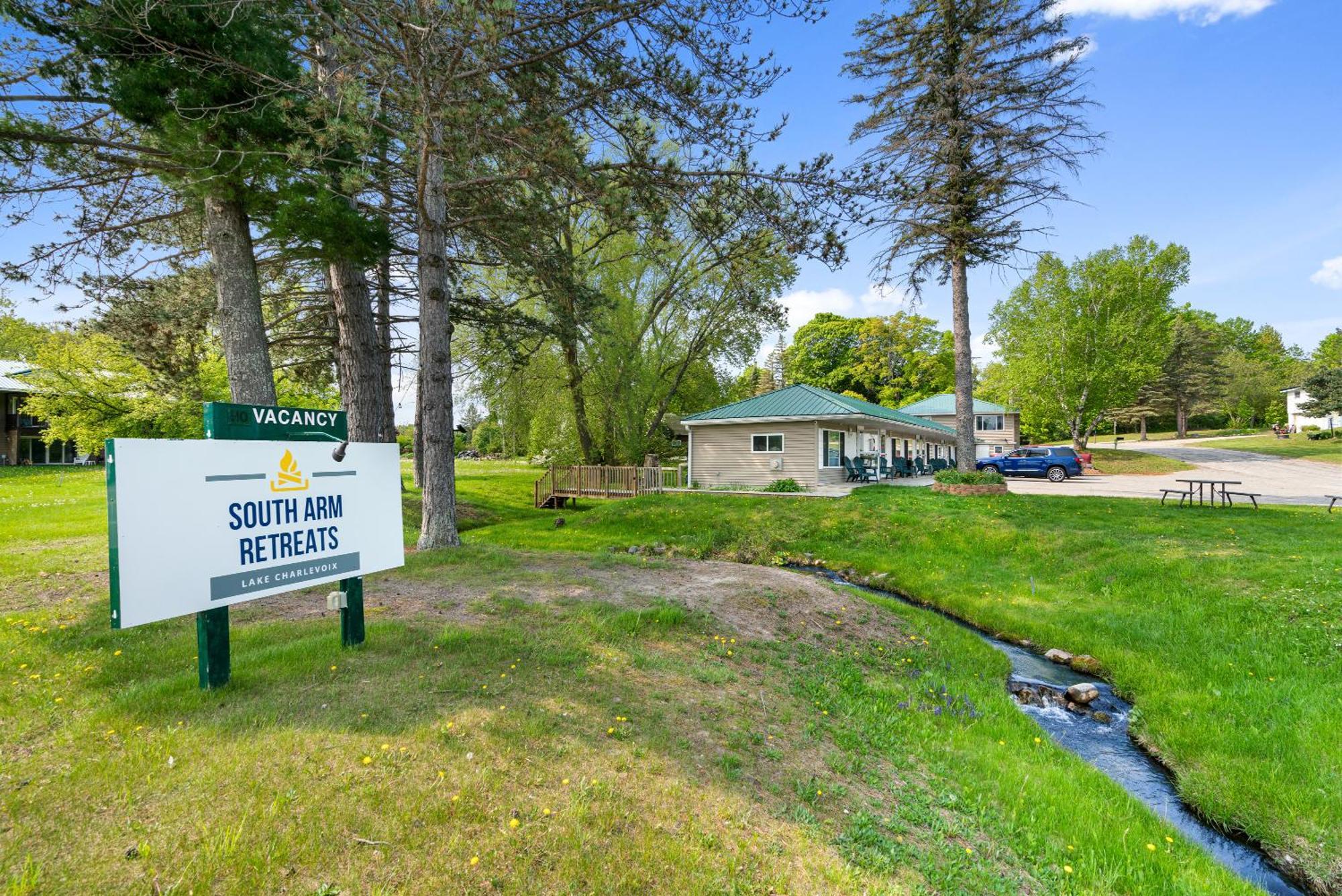 South Arm Retreats Motel East Jordan Bagian luar foto