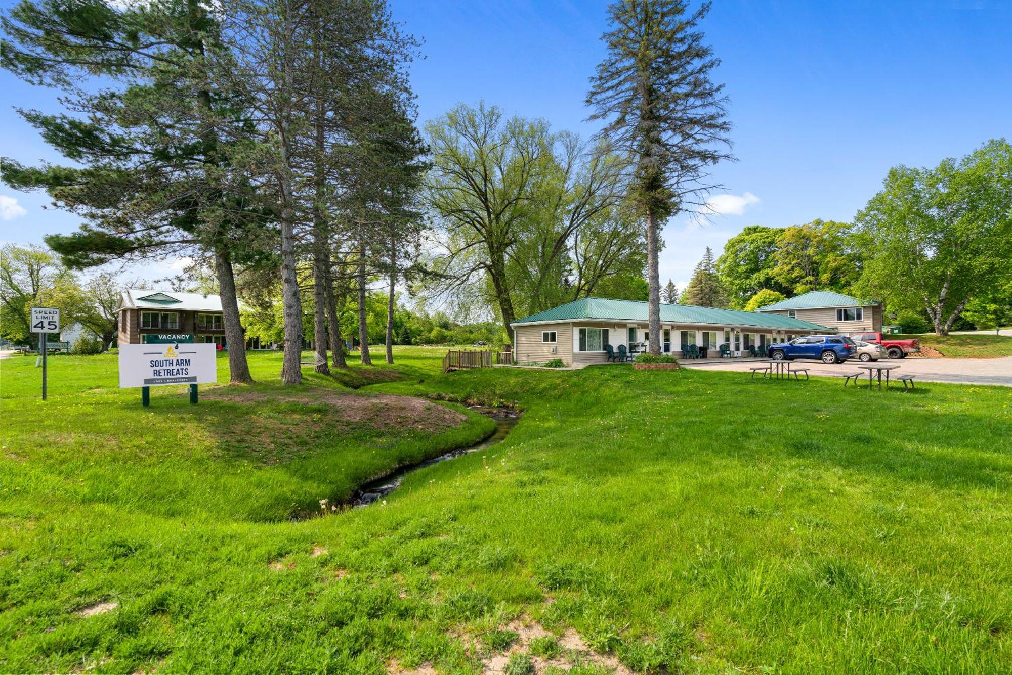 South Arm Retreats Motel East Jordan Bagian luar foto
