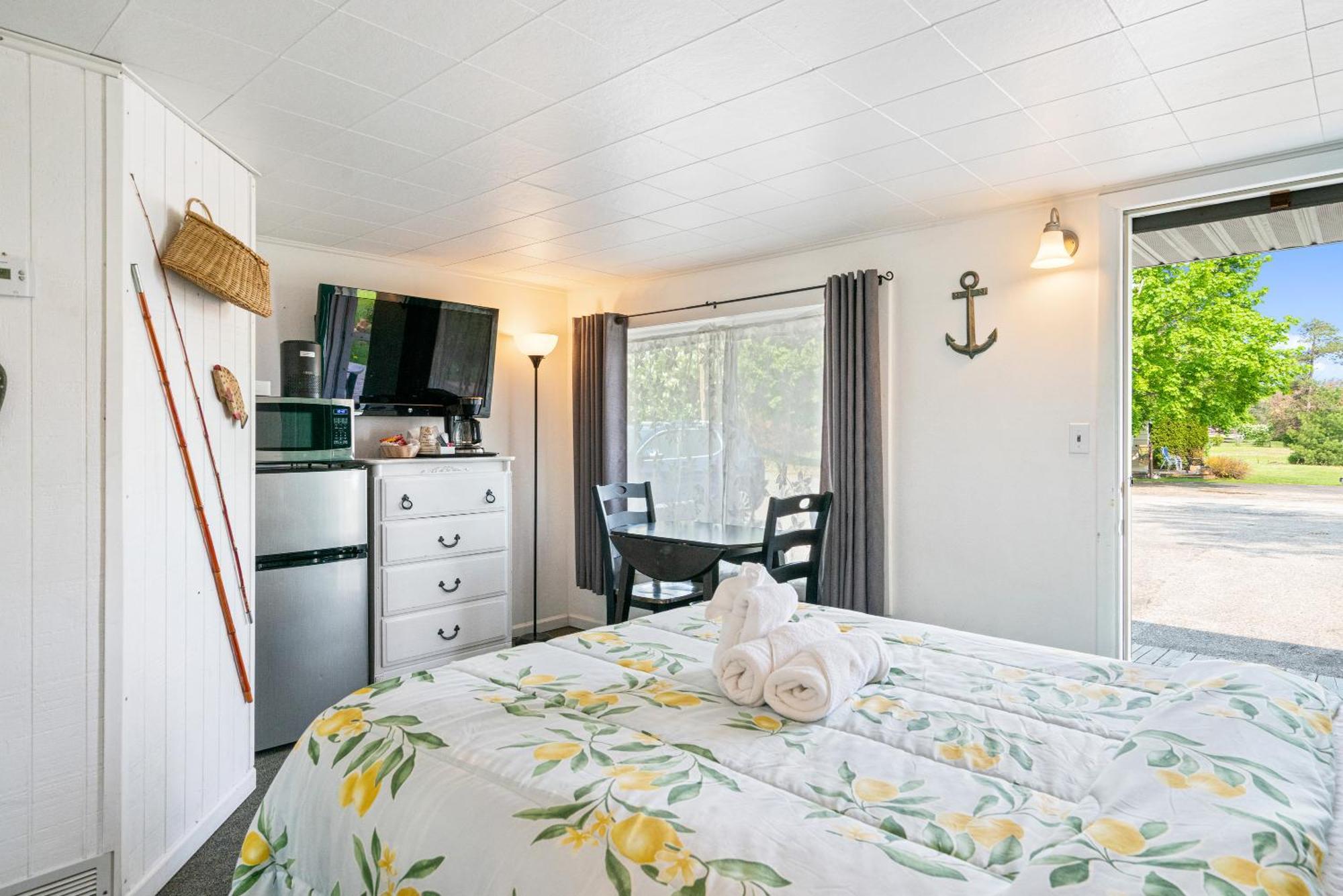 South Arm Retreats Motel East Jordan Bagian luar foto