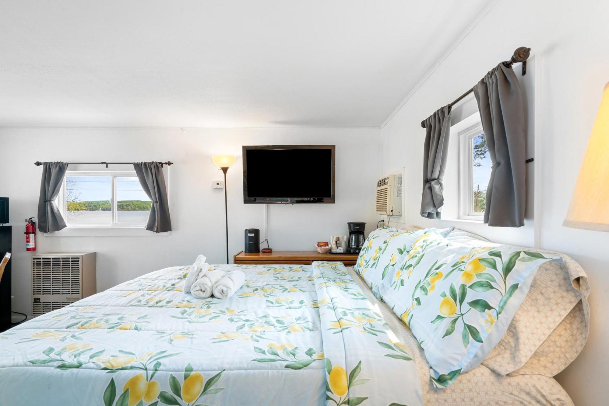 South Arm Retreats Motel East Jordan Bagian luar foto