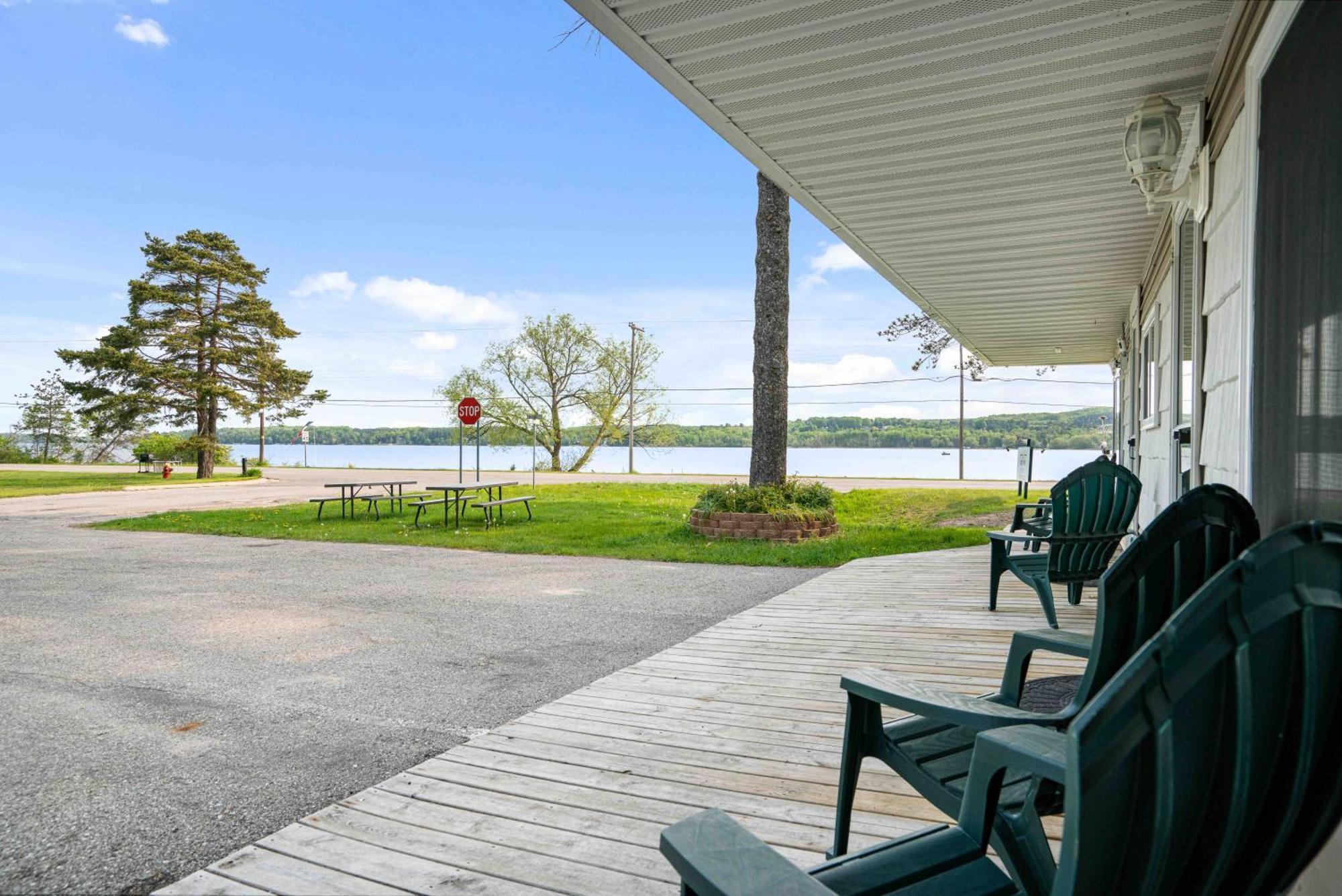 South Arm Retreats Motel East Jordan Bagian luar foto