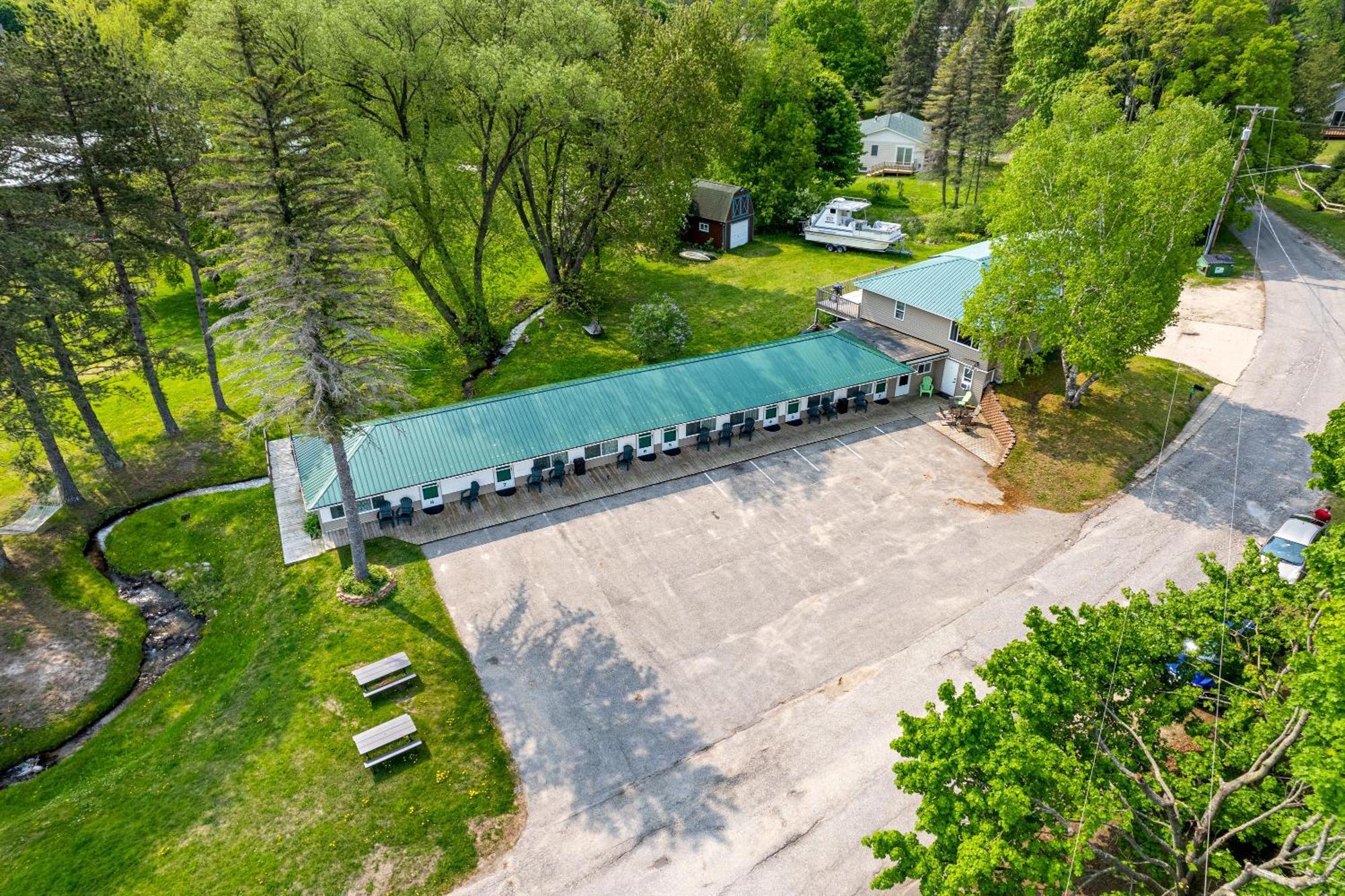 South Arm Retreats Motel East Jordan Bagian luar foto