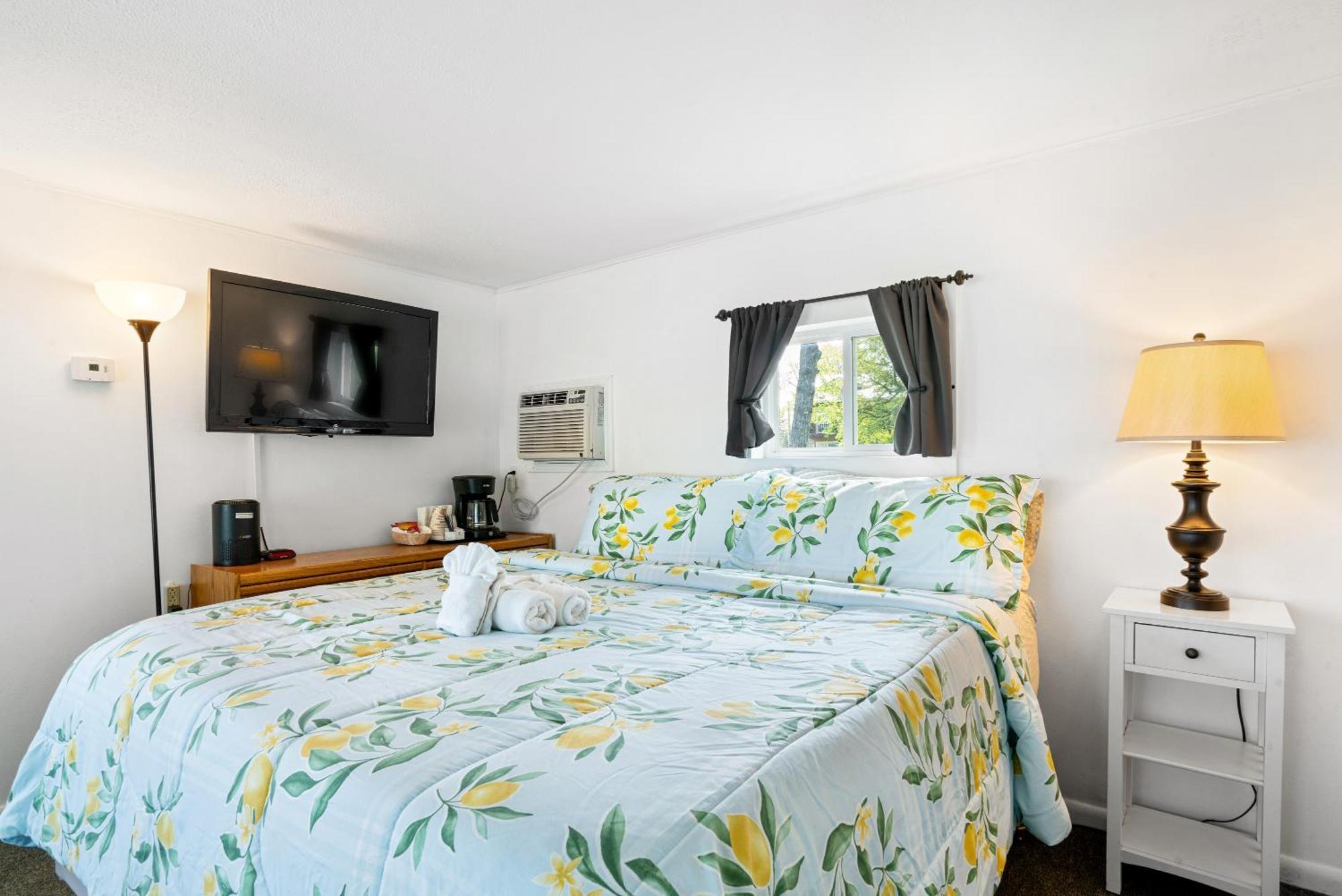 South Arm Retreats Motel East Jordan Bagian luar foto