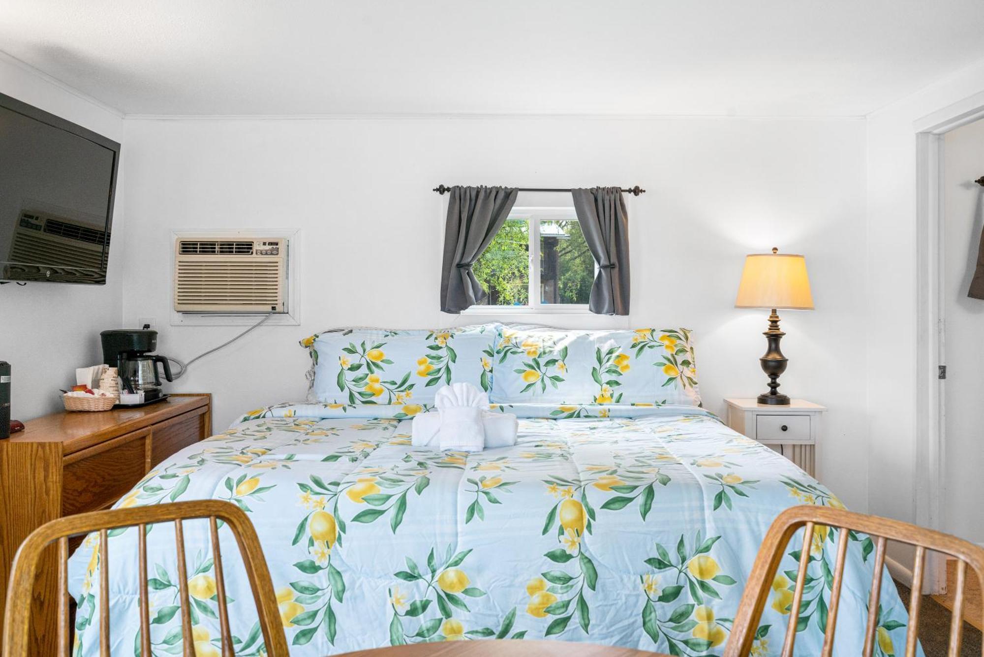 South Arm Retreats Motel East Jordan Bagian luar foto